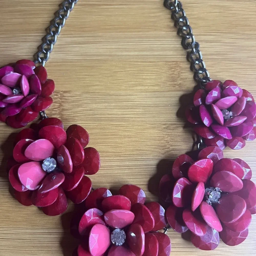 Chic Floral Necklace with Pink Rhinestone Flower Blooms